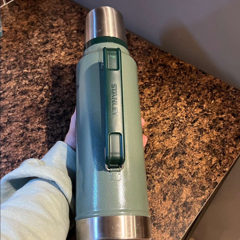 Stanley Classic Green Thermos with Handle - Picture 3 of 4